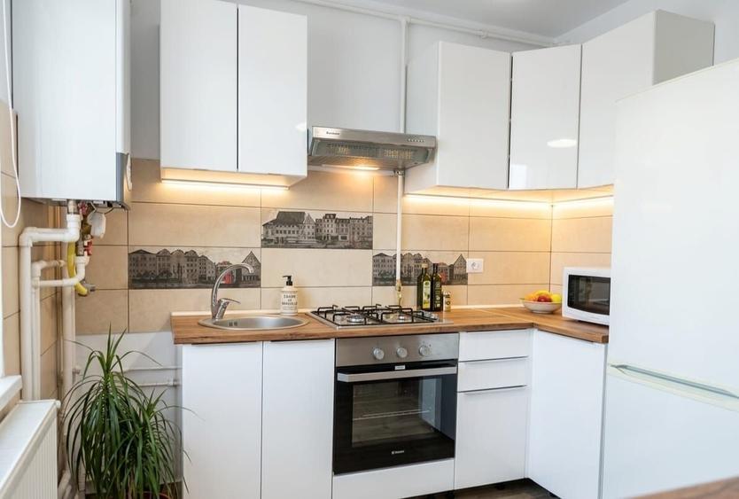 Apartament cu 2 camere semidecomandat, mobilat în Central