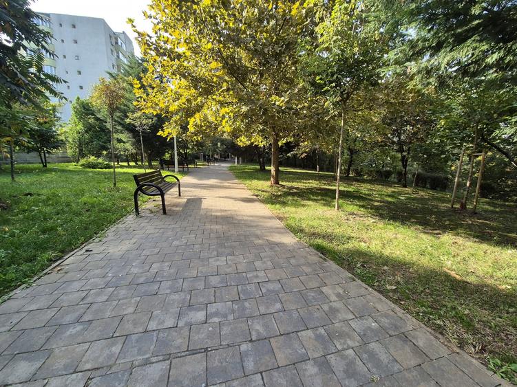 Apartament cu 4 camere semidecomandat, mobilat în Pantelimon