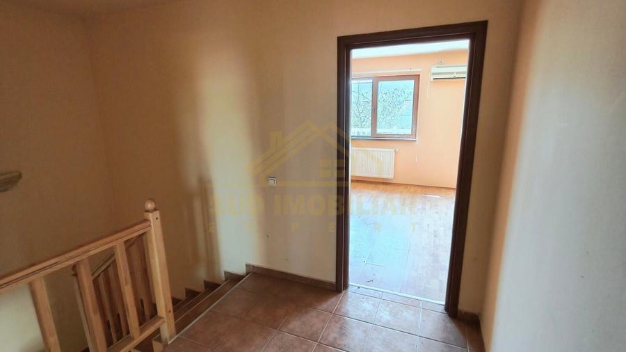 Casă individuală cu 6 camere cu Canalizare în Glina