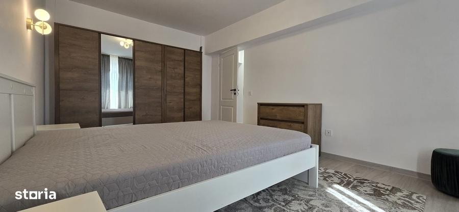 Apartament cu 3 camere în Apărătorii Patriei