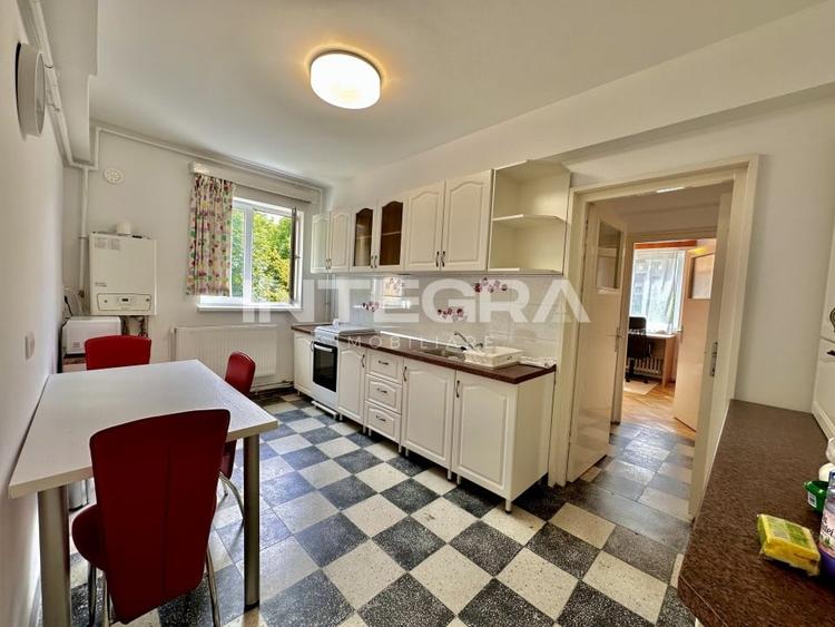 Apartament cu 3 camere decomandat, mobilat în Central