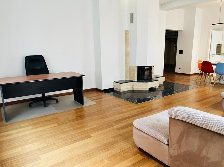Apartament cu 5 camere decomandat în Primăverii
