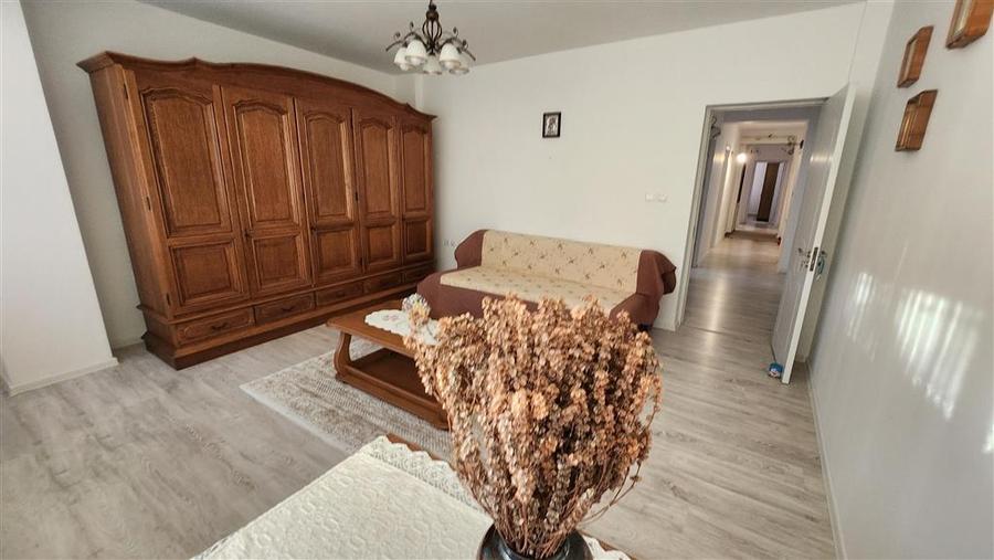 Apartament cu 4 camere decomandat, mobilat în Ipotești