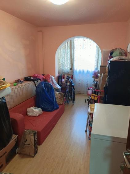 Apartament cu 4 camere nedecomandat în Crângași