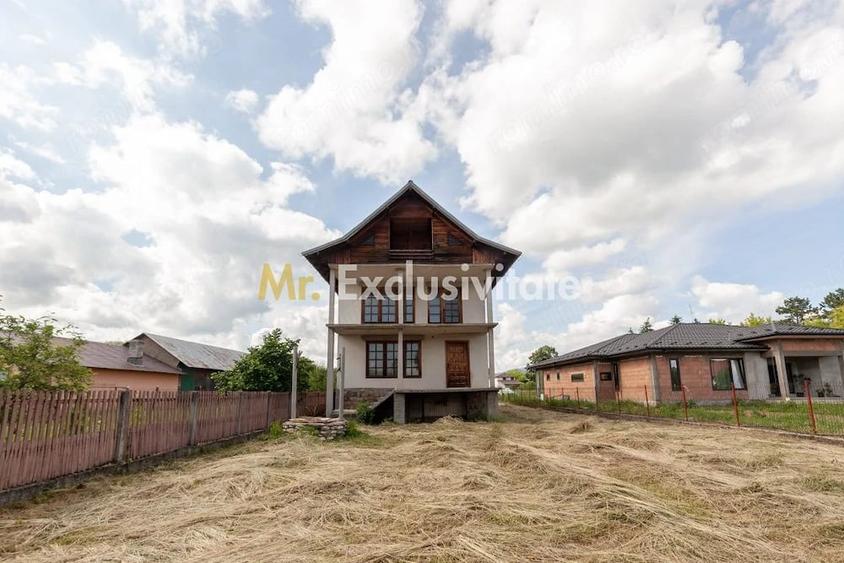 Casă cu 5 camere cu Teren 1093 Mp în Domnești