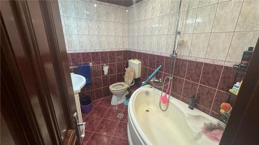 Apartament cu 4 camere decomandat în Valea Aurie