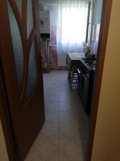 Apartament cu 3 camere decomandat în Calea București