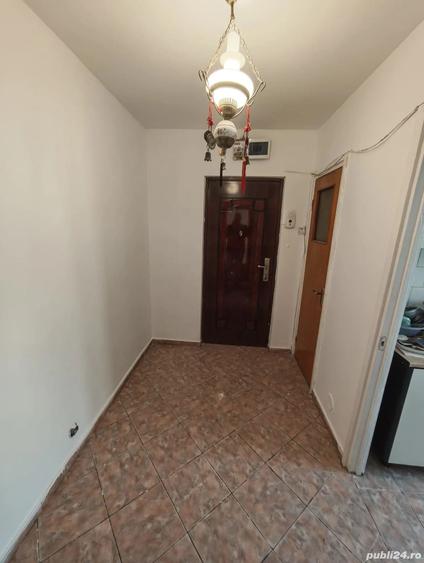 Apartament cu 3 camere semidecomandat, mobilat în Berceni