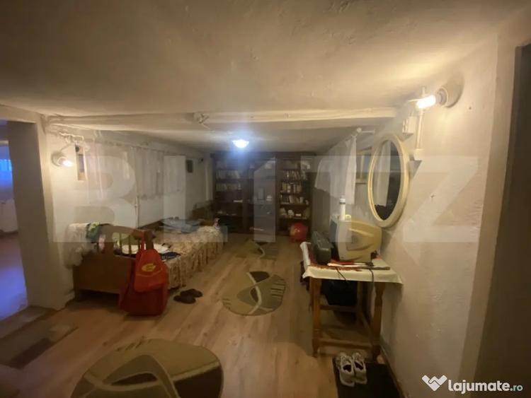 Casă cu 7 camere cu Teren 595 Mp în Central