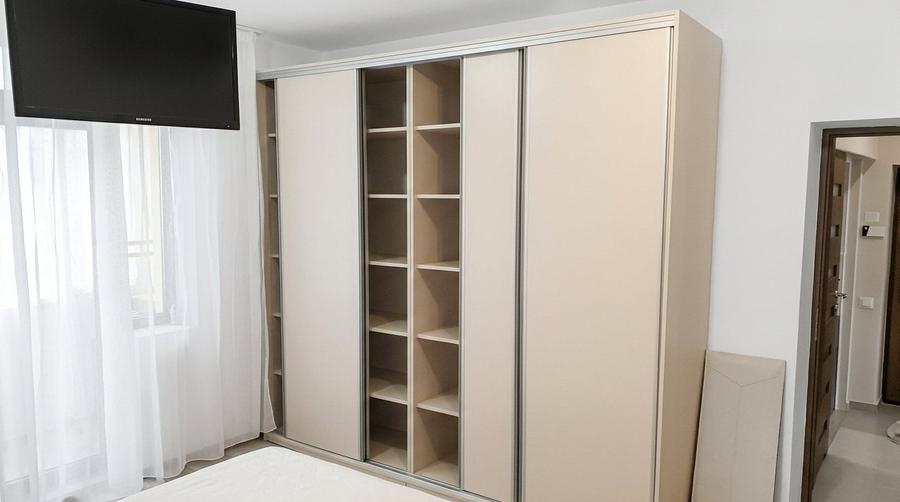 Apartament cu 3 camere semidecomandat în Grivița
