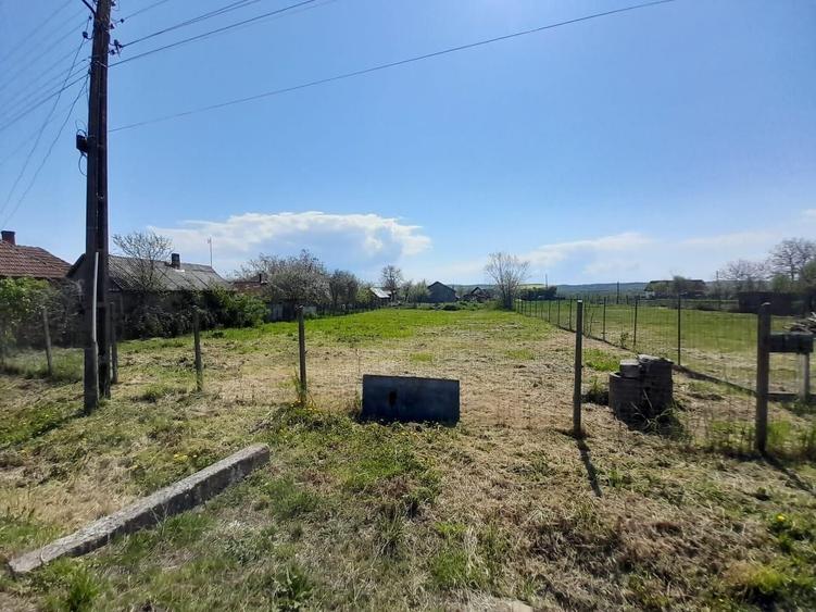 Teren intravilan de 1981 mp, în Poclușa de Barcău