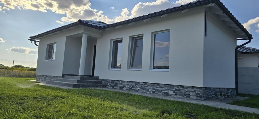 Casă cu 4 camere în Parța