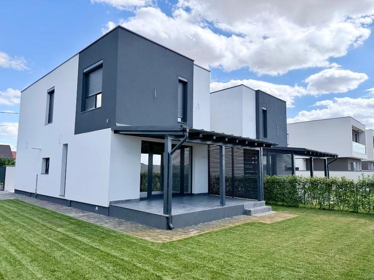 Duplex cu 5 camere cu Canalizare în Moșnița Nouă