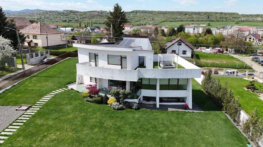 Casă cu 5 camere cu Teren 1500 Mp în Central