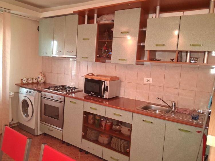 Apartament cu 3 camere decomandat în Tineretului