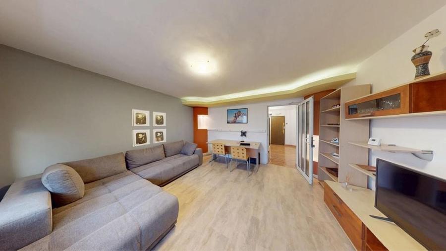 Apartament cu 3 camere decomandat în Astra