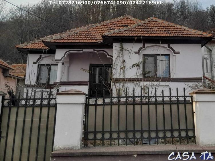 Casă individuală cu 5 camere cu Teren 3424 Mp în Central