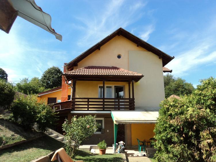 Casă cu 5 camere cu Garaj în Bujoreni
