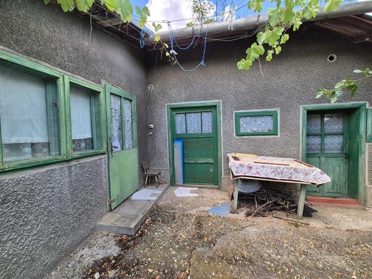 Casă cu 4 camere în Vârlezi