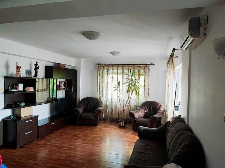 Apartament cu 3 camere decomandat în Exterior Vest