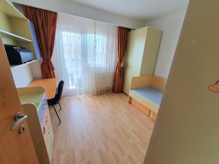 Apartament cu 3 camere semidecomandat, mobilat în Barbu Văcărescu