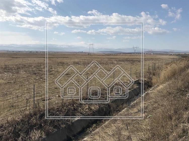 Teren agricol extravilan de 10000 mp, în Aeroport