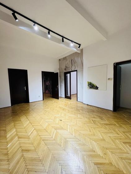Apartament cu 4 camere semidecomandat în Primăverii