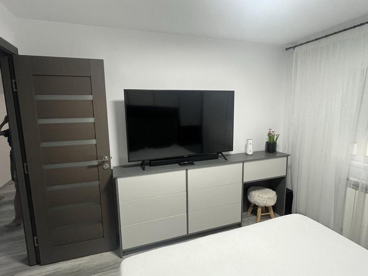 Apartament cu 3 camere semidecomandat în Ghiroda