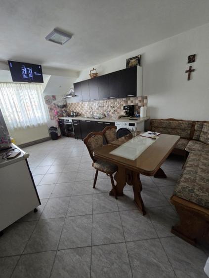 Casă individuală cu 9 camere cu Canalizare în Utvin