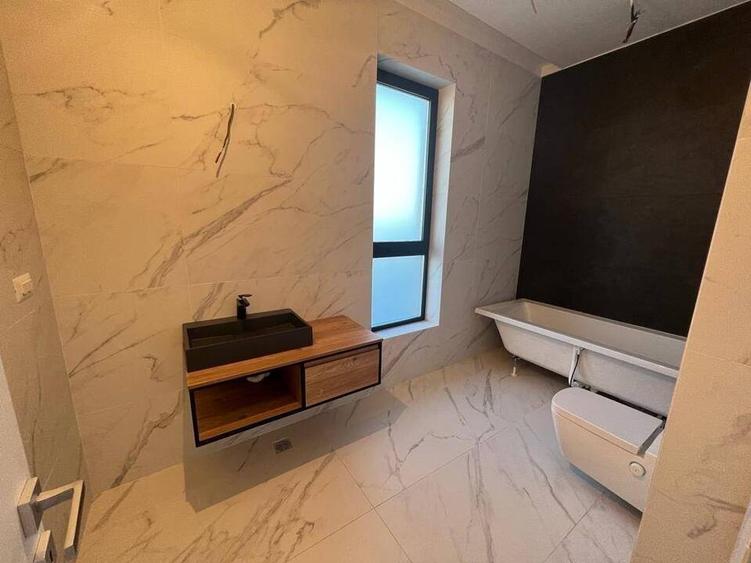 Penthouse cu 3 camere decomandat în Tineretului