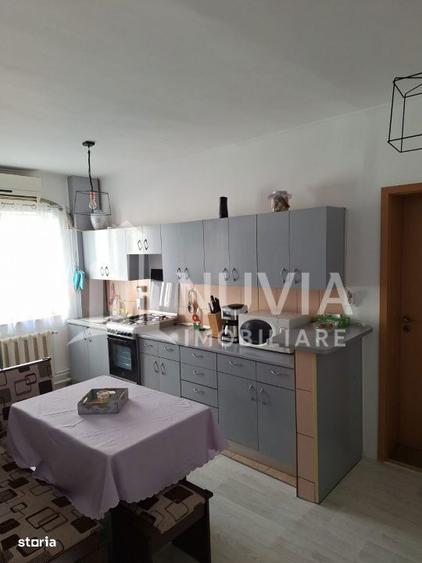 Apartament cu 3 camere semidecomandat, mobilat în Cetate