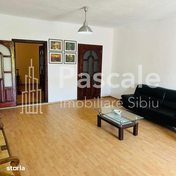 Casă cu 8 camere cu Teren 1674 Mp în Iablanița