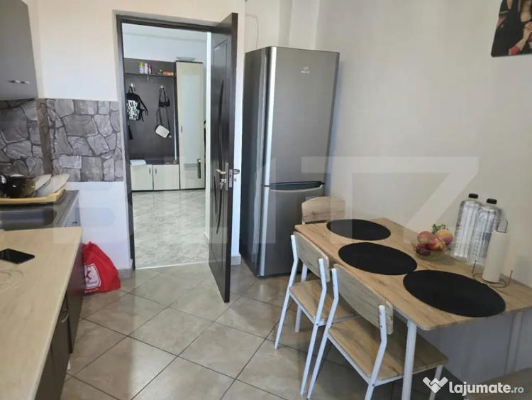 Apartament cu 3 camere decomandat în Micro 4