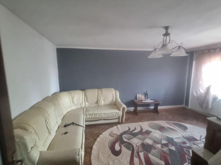 Apartament cu 3 camere decomandat în Exterior Vest