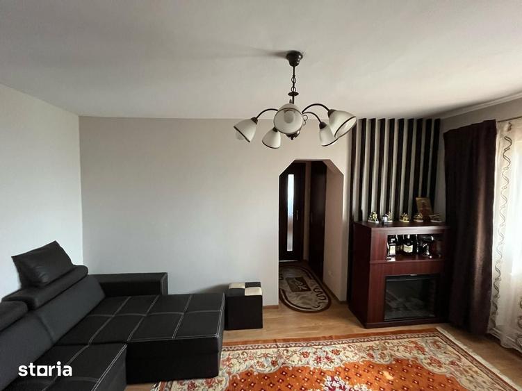 Apartament cu 3 camere semidecomandat în Central