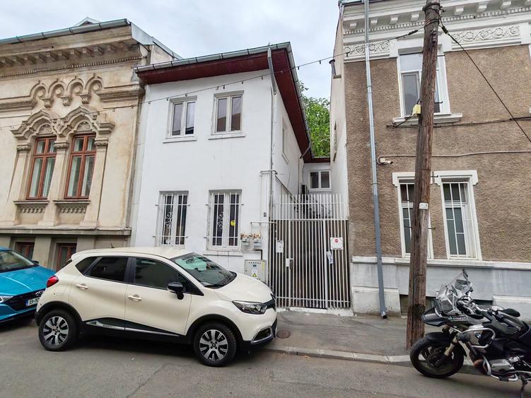 Apartament cu 3 camere semidecomandat, mobilat în Moșilor