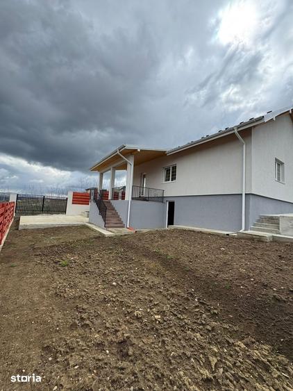Casă cu 4 camere cu Teren 500 Mp în Podu Roș