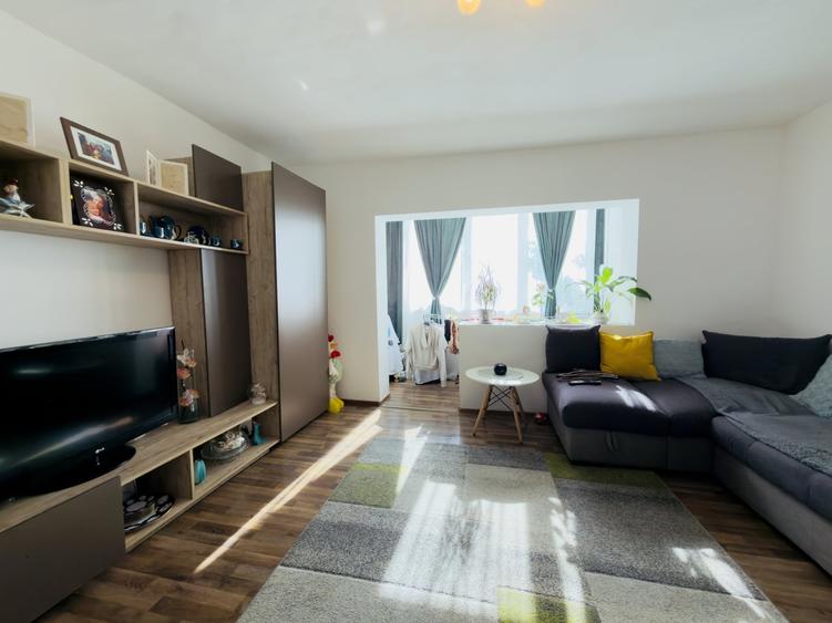Apartament cu 3 camere decomandat, mobilat în Aradului