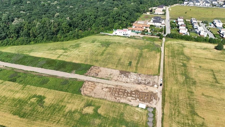 Teren agricol intravilan de 9400 mp, în Tunari