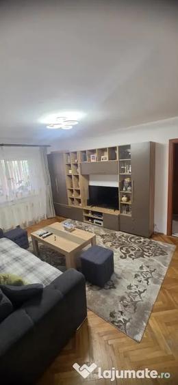 Apartament cu 3 camere semidecomandat în Florilor