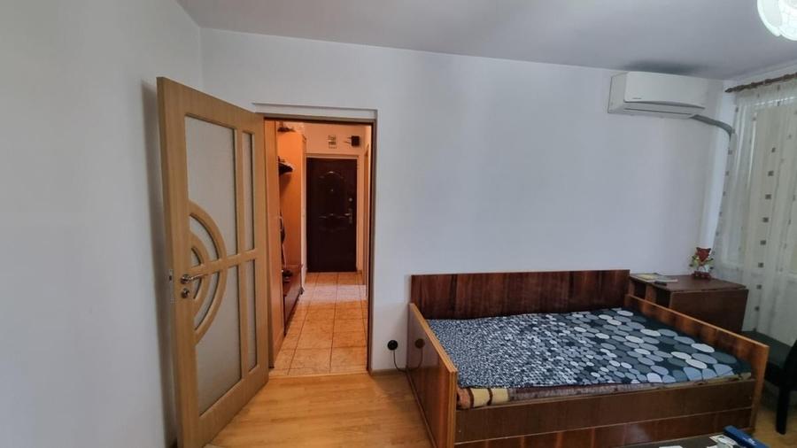 Apartament cu 3 camere semidecomandat în Ștefan cel Mare
