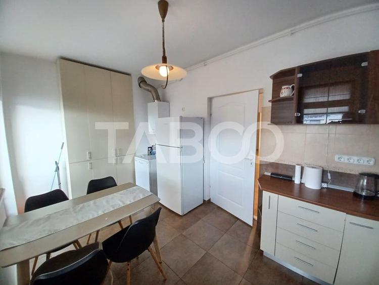 Apartament cu 3 camere decomandat, mobilat în Piața Cluj