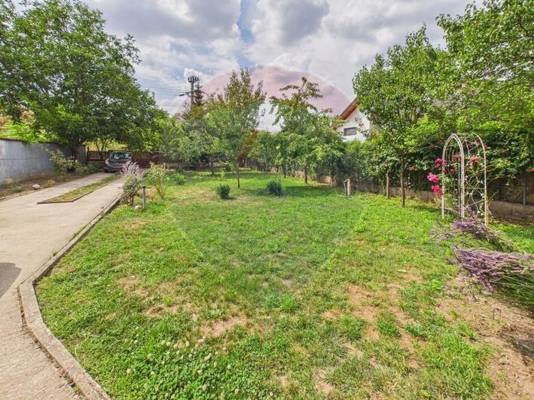 Casă individuală cu 5 camere cu Teren 1000 Mp în Sud