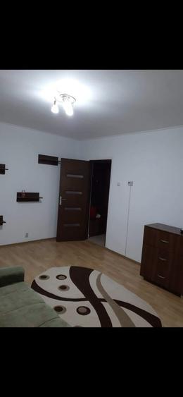 Apartament cu 3 camere semidecomandat în Alexandru cel Bun