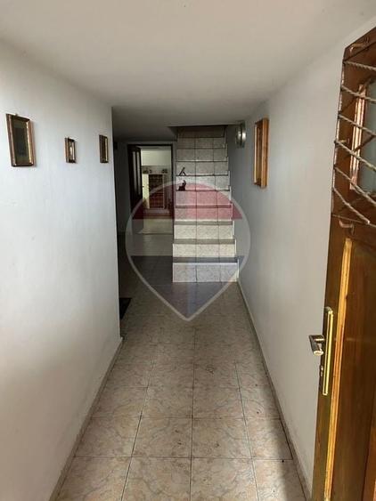 Casă individuală cu 10 camere cu Teren 154 Mp în Central