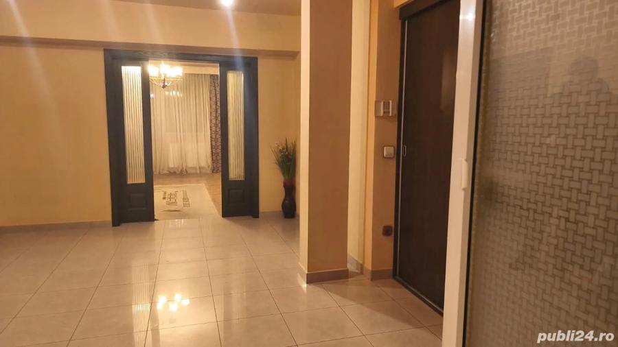Apartament cu 3 camere decomandat în 22 Decembrie