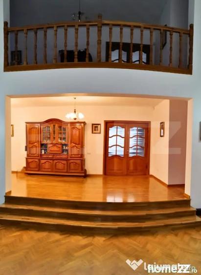 Casă cu 7 camere cu Teren 1178 Mp în Central