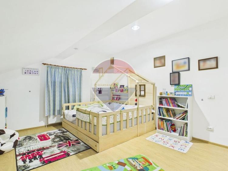 Casă individuală cu 8 camere cu Teren 2220 Mp în Dârza