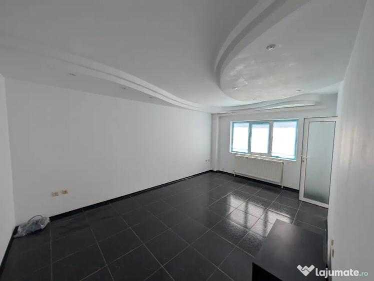 Apartament cu 3 camere decomandat în Calarași 4