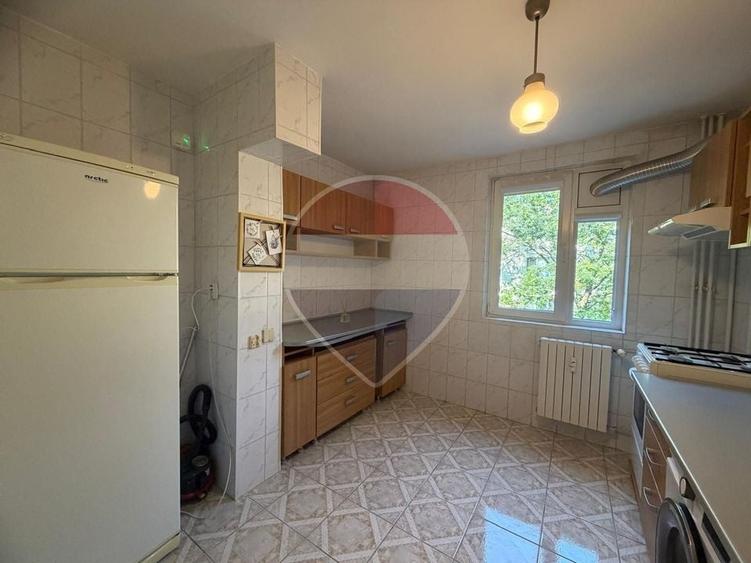 Apartament cu 3 camere semidecomandat, mobilat în Drumul Taberei